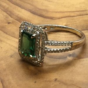 DIAMOND RING CENTER GREEN EMERALD RUBY WHITE GOLD